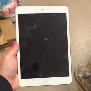 Apple iPad Mini White Front-Facing Tablet